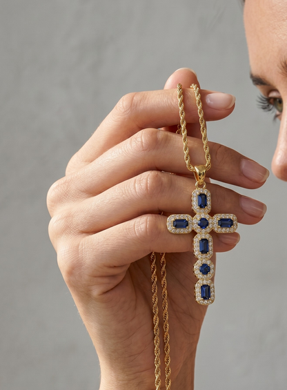 Colar Elegante com Cruz de Zircónias