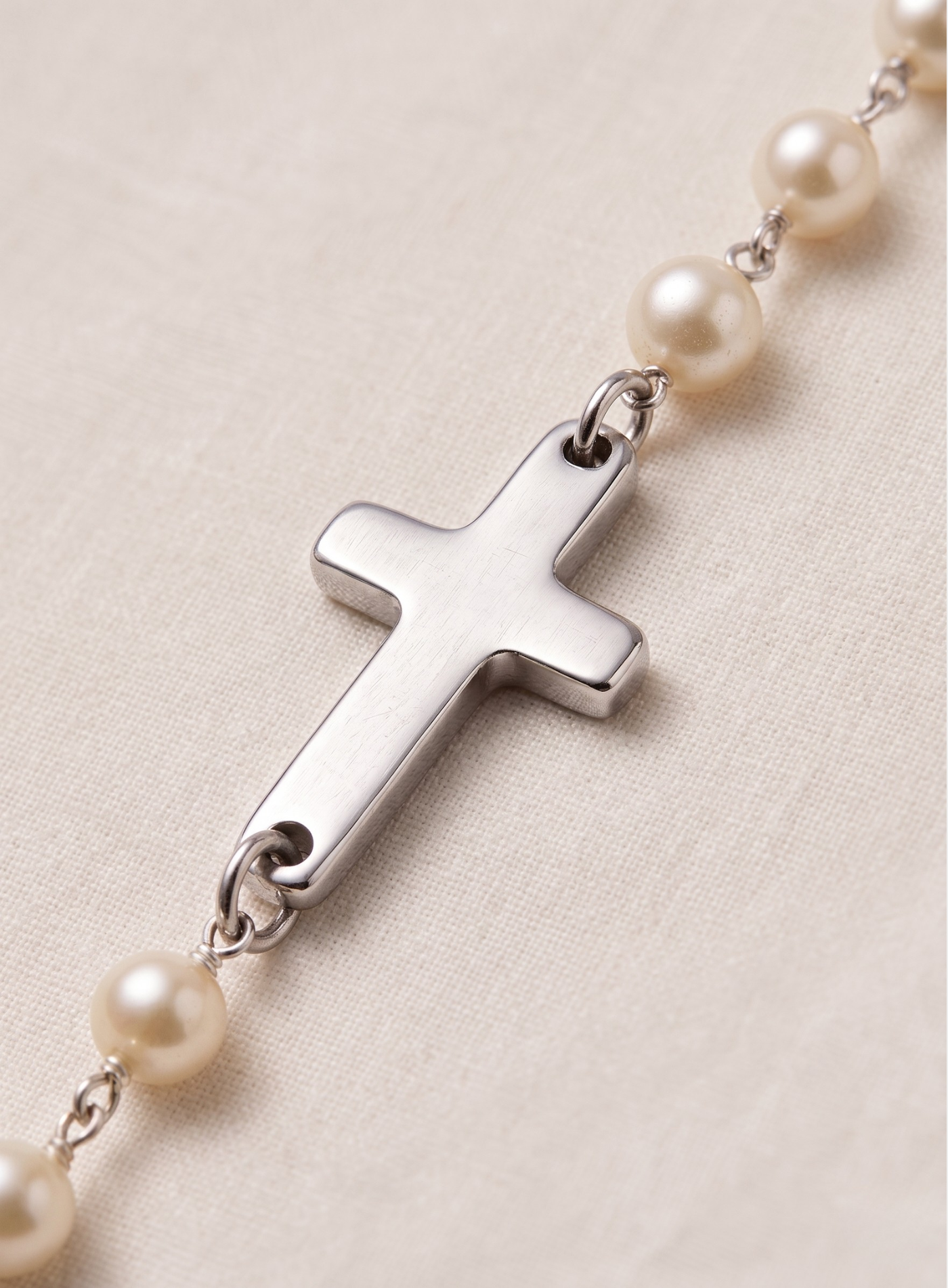 Colar com Cruz e Pérolas