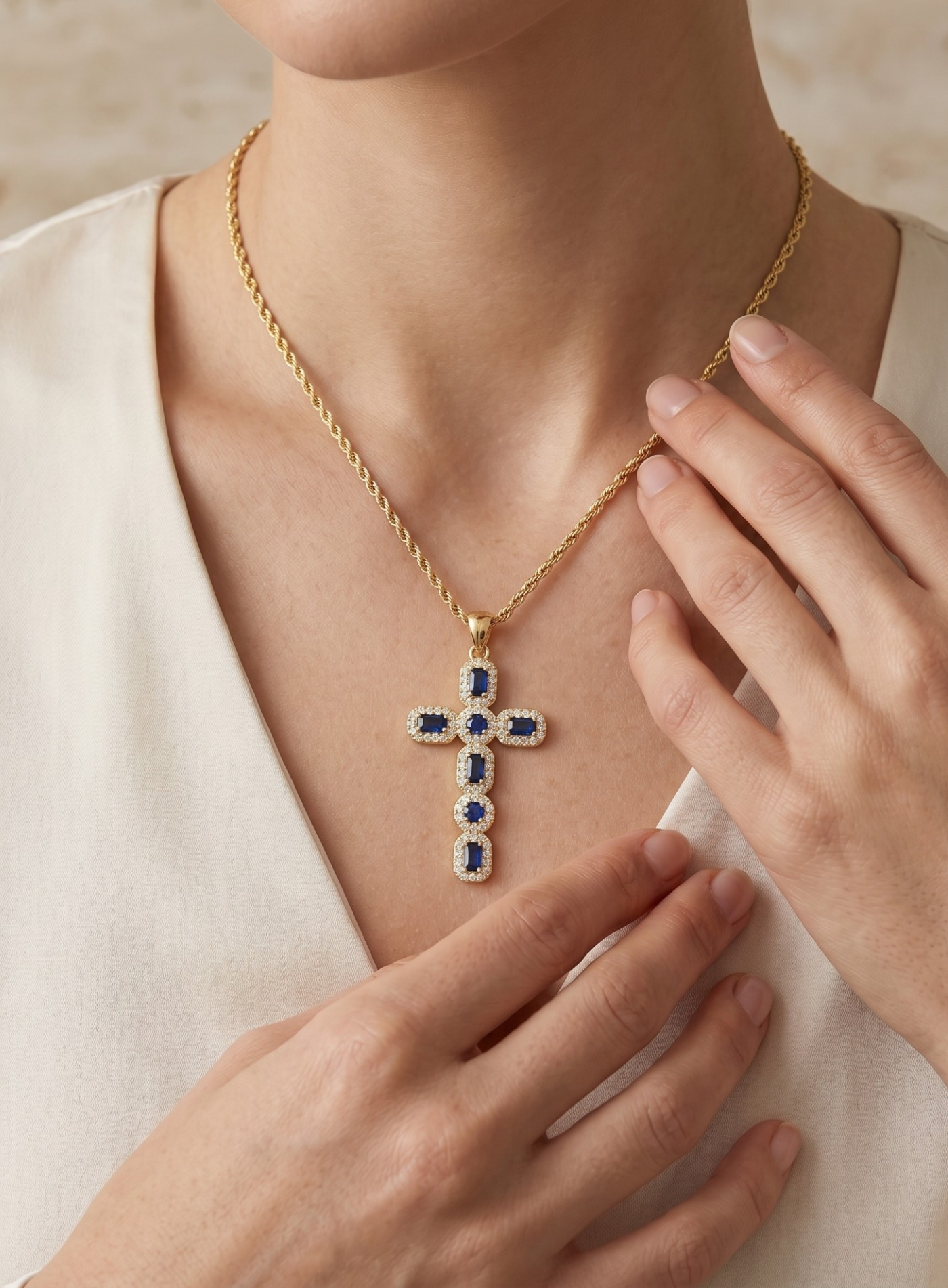 Colar Elegante com Cruz de Zircónias