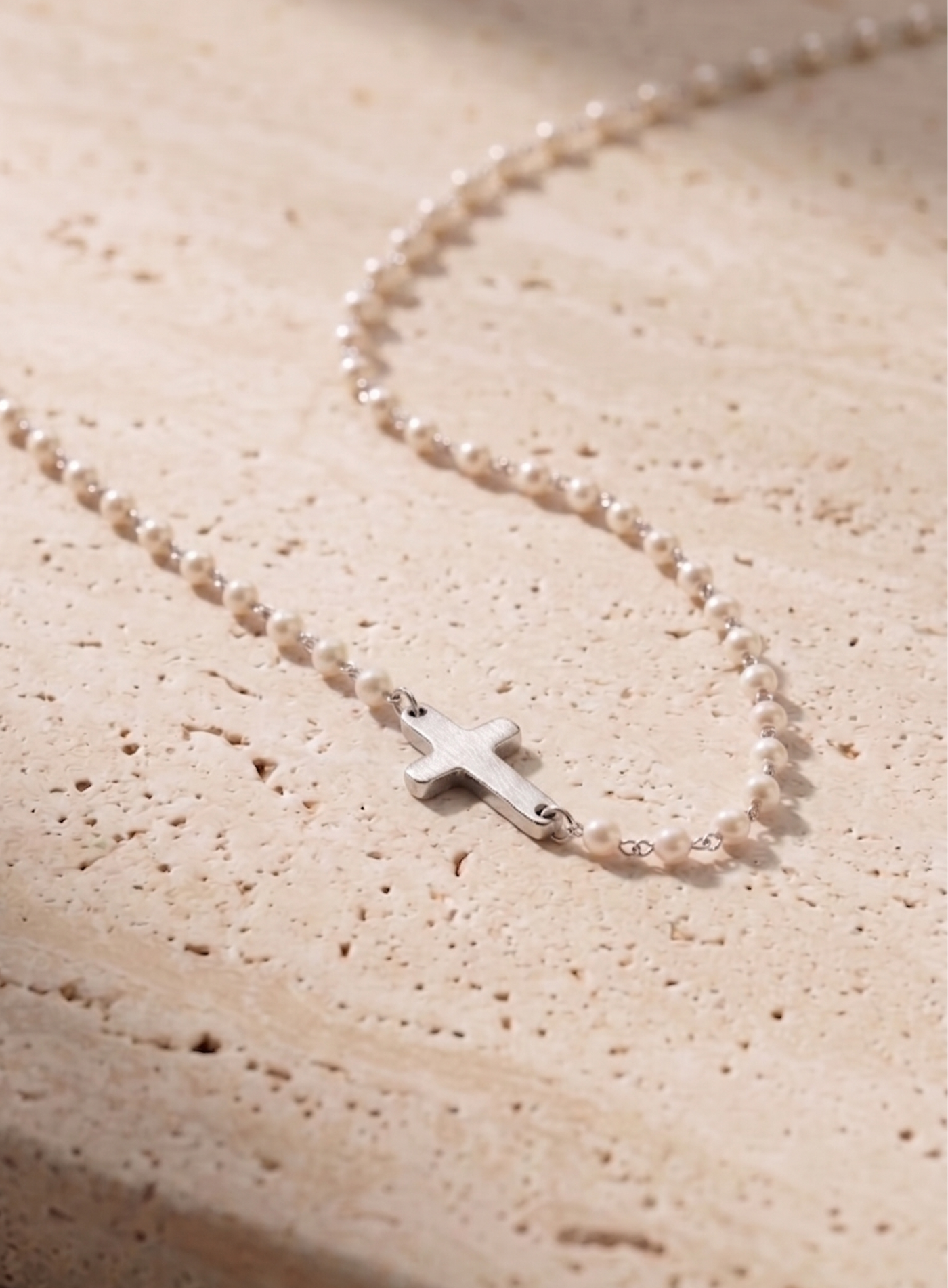 Colar com Cruz e Pérolas