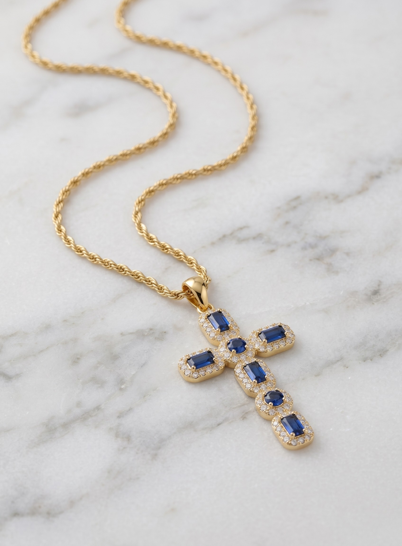 Colar Elegante com Cruz de Zircónias
